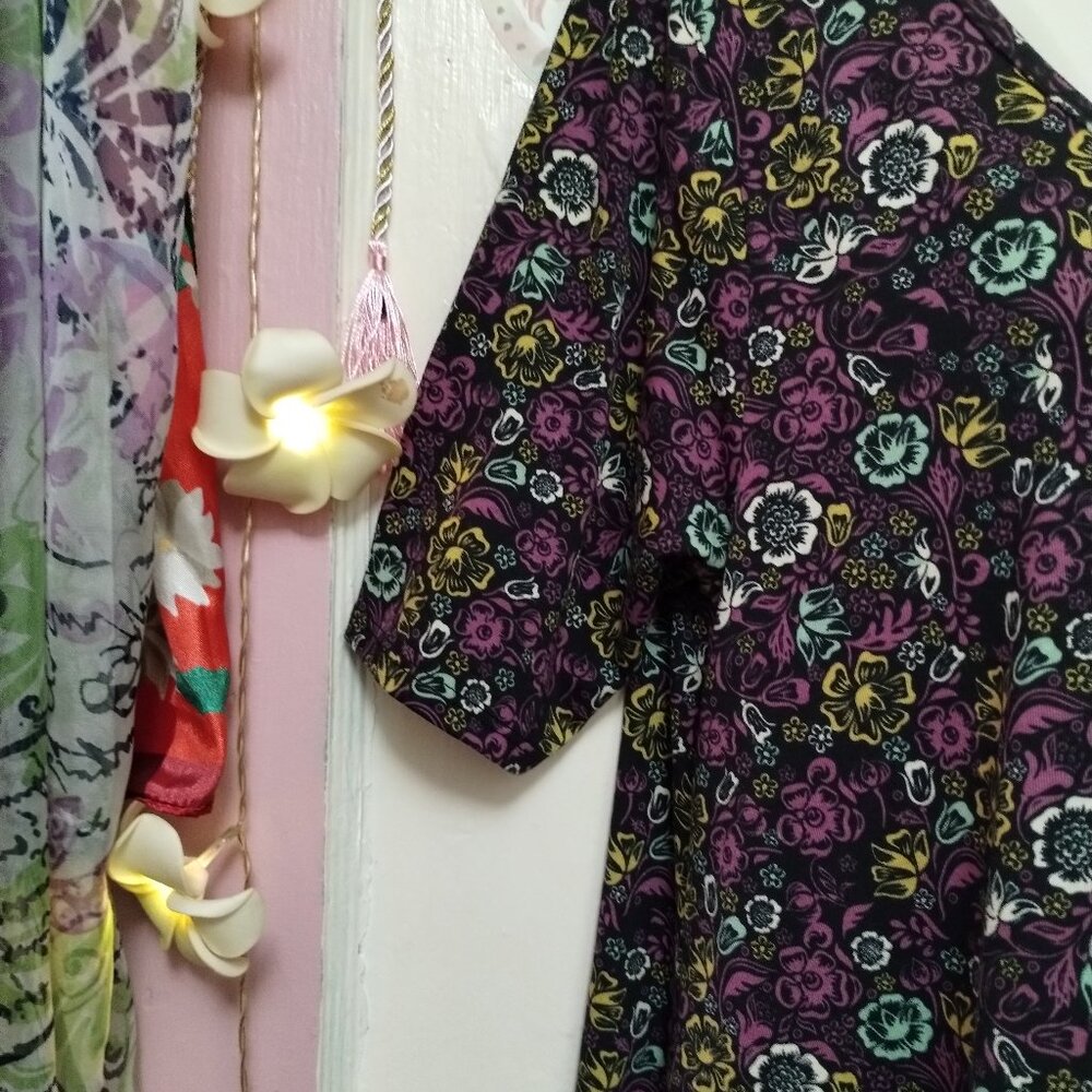 LuLaRoe (S) Patterned Classic Short Sleeve - Picture 4 of 9